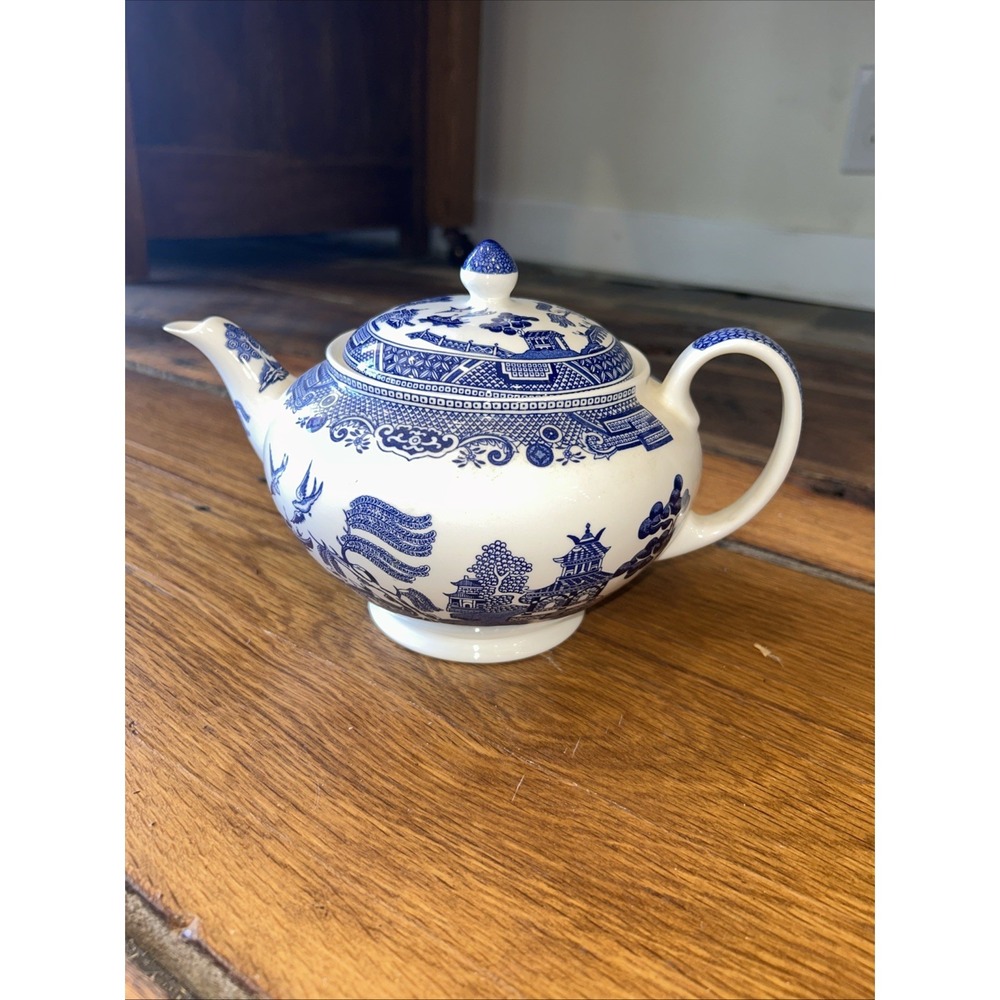 Vintage JOHNSON BROTHERS Large Blue Willow Teapot No Chips Or Flaws